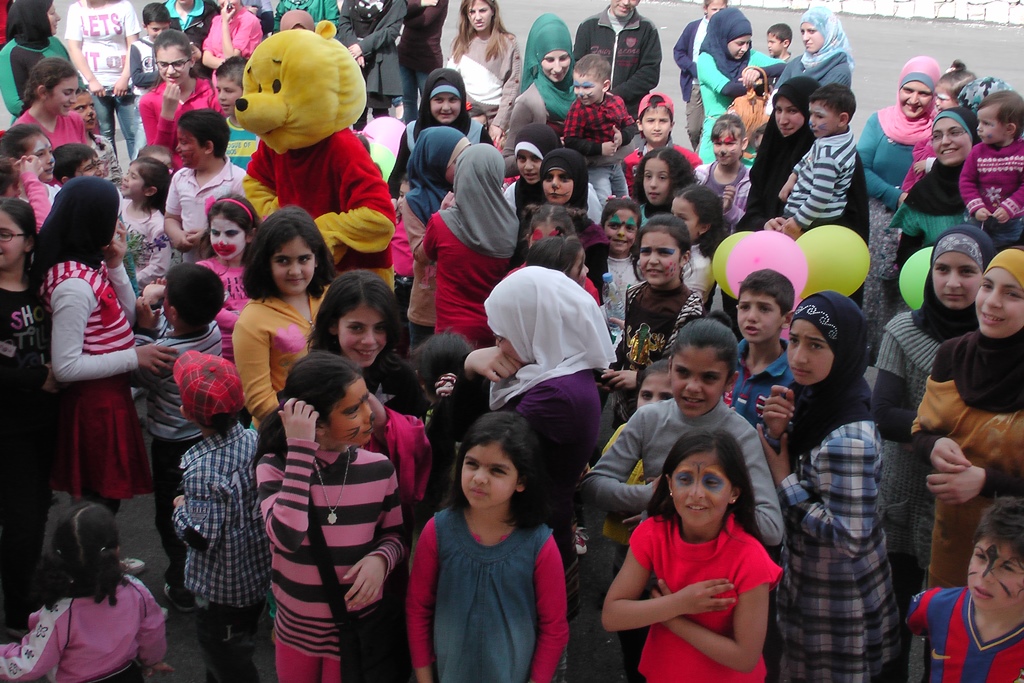 تعمر ديارك يا ضيعتي لخيام... فيكي خلئت وفيكي هون عنواني..