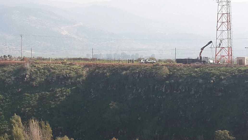 باشر جيش العدو على  تركيب اجهزة مراقبة ومجسات على عمود رفعته منذ أشهر عدة  قرب السياج التقني على تلة تشرف على متنزهات الوزاني