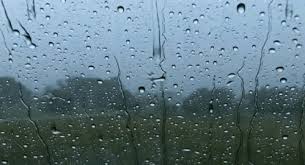 خيوط المطر رسمت في اللحظة  درباً ملوّنة ممتدّة بين الارض والسماء