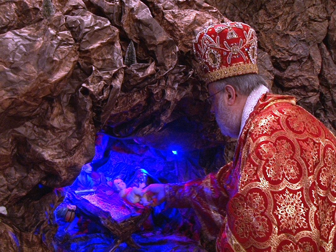 المطران حداد يضع الطفل يسوع في مغارة كنيسة مار بطرس