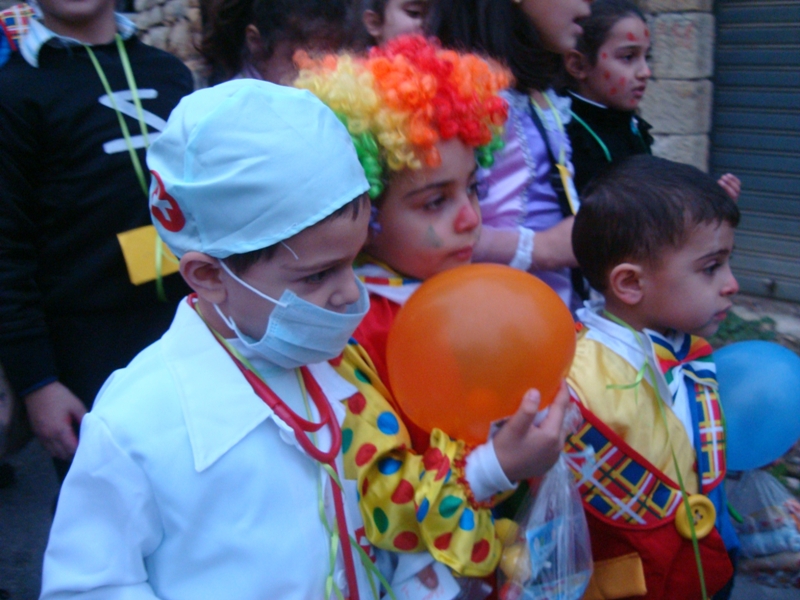 اطفال بازياء تنكرية في عيد البربارة