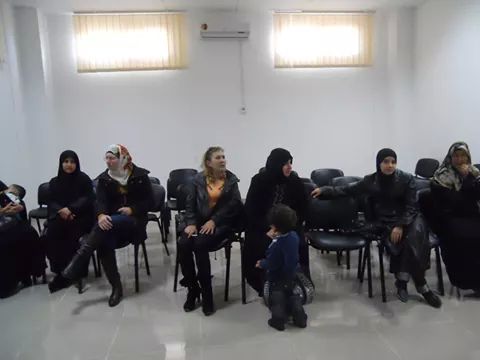 استهلت الجلسة السيدة صباح أبو عباس مرحبة بالحضور وبتلاوة لمحة عامة عن قانون حماية المرأة من العنف الاسري