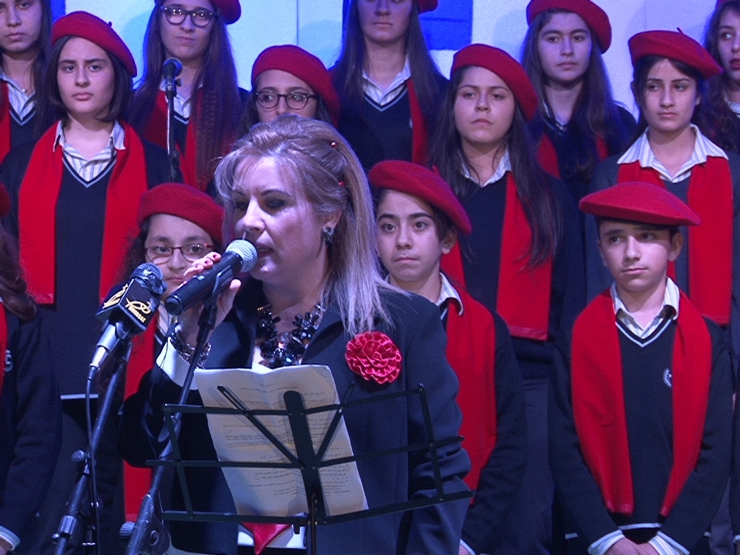 المعلمة روز الهاشم تنشد اغاني الميلاد