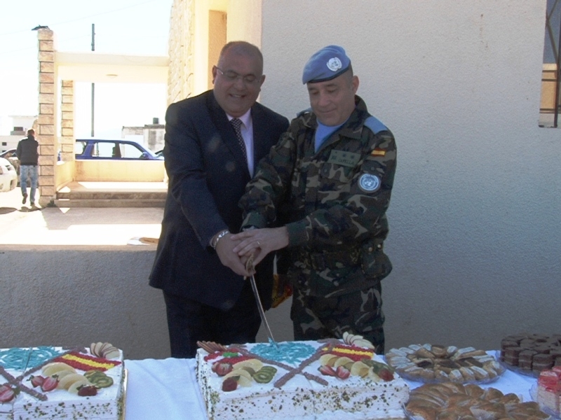 قطع قالب الحلوى احتفاء بالمناسبة