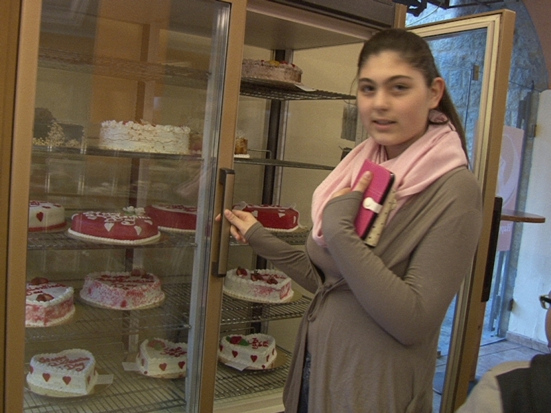 الشابة غسانة تختار قالب حلوى في عيد الحب