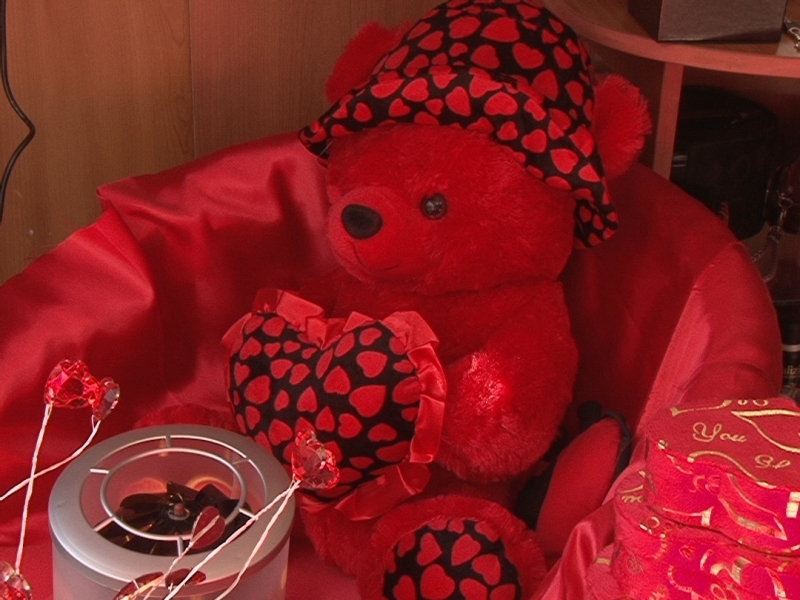 دبدوب بلون عيد العشاق في واجهة احد المحلات في حاصبيا