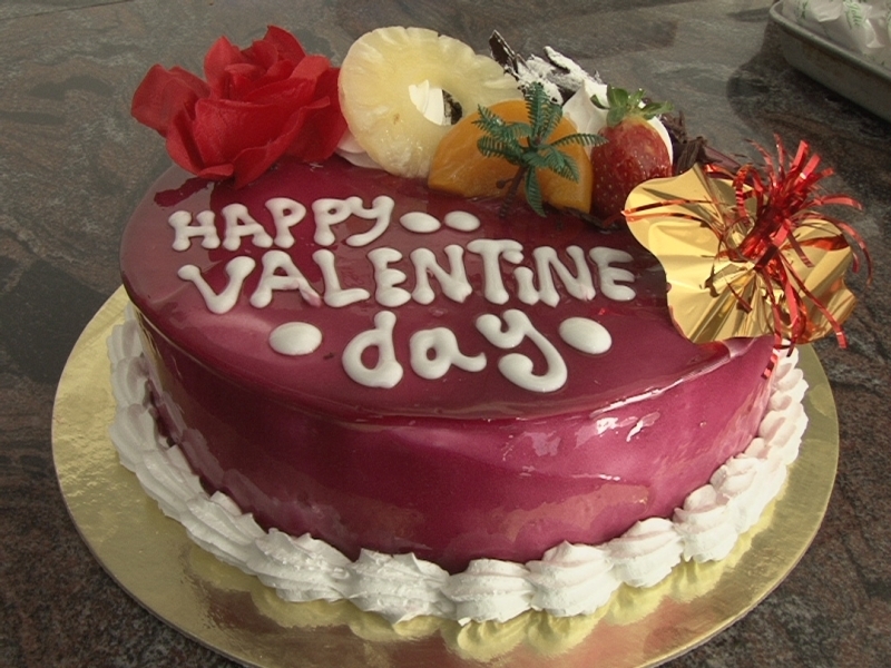 تتفنن محلات الحلويات بصنع قوالب خاصة بالمناسبة