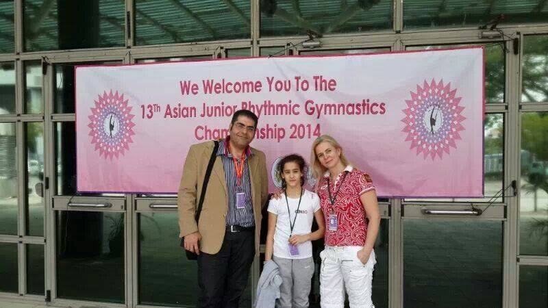 إبنة الخيام  البطلة اللبنانية الدولية بالجمباز الايقاعي اليسا صادق تتوسط مدربتها السيدة ايلينا الكساندرافنا ورئيس الاتحاد اللبناني للج