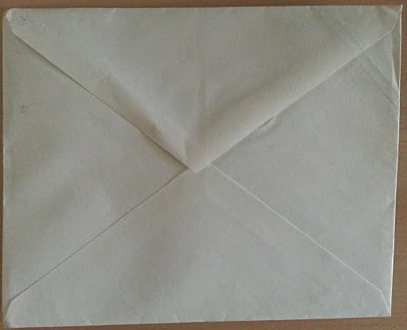 ظرف الدعوة الذي حافظ على شكله من التلف لمدة عشرين عام