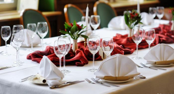 تغلب على حفلات الزفاف اليوم مظاهر البذخ والترف والتفاخر سوا في برامج الحفلات أو التجهيزات، الأمر الذي يجعل الشباب والشابات يفكرون ألف مر