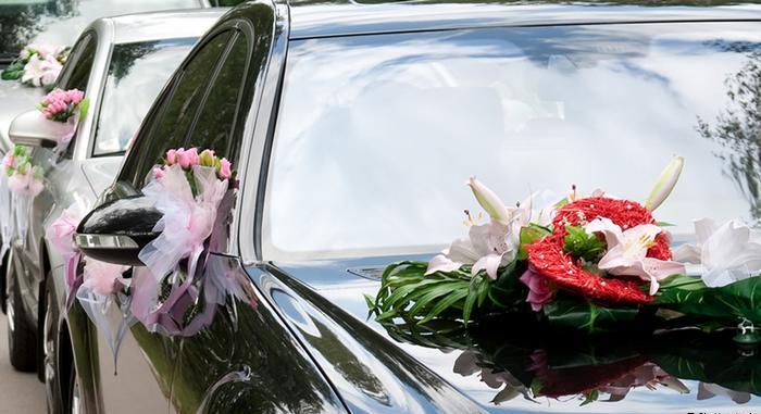 تغلب على حفلات الزفاف اليوم مظاهر البذخ والترف والتفاخر سوا في برامج الحفلات أو التجهيزات، الأمر الذي يجعل الشباب والشابات يفكرون ألف مر