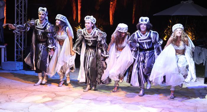 تغلب على حفلات الزفاف اليوم مظاهر البذخ والترف والتفاخر سوا في برامج الحفلات أو التجهيزات، الأمر الذي يجعل الشباب والشابات يفكرون ألف مر