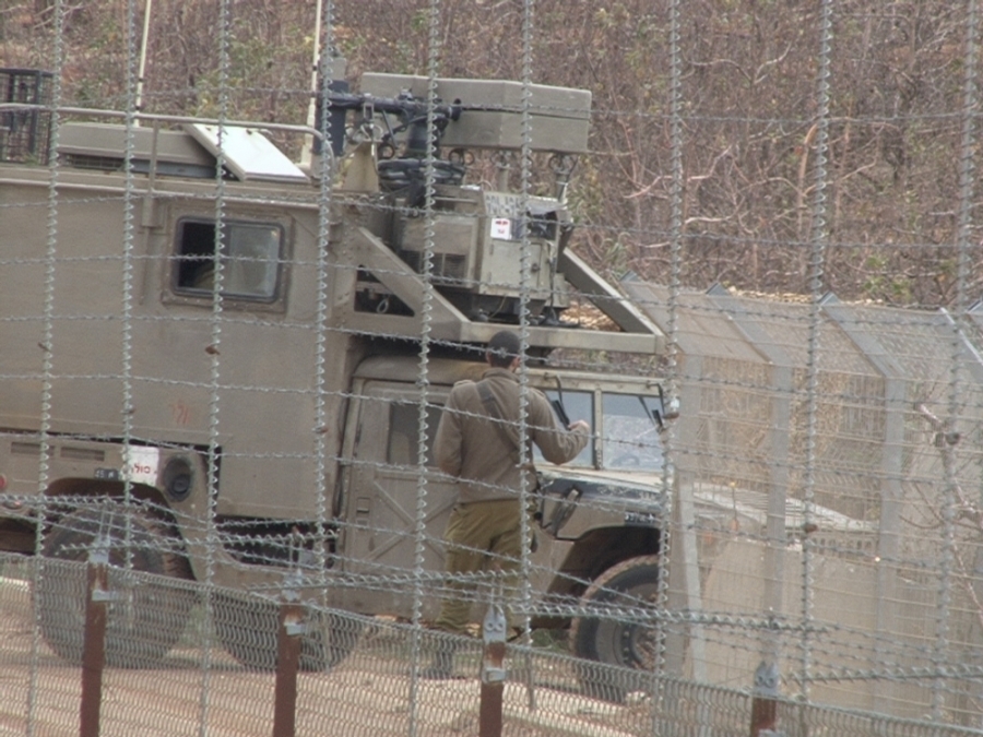 سيارة جيب للعدو تحمل غرفة مجهزة باكاميرا مراقبة واجهزة تنصت