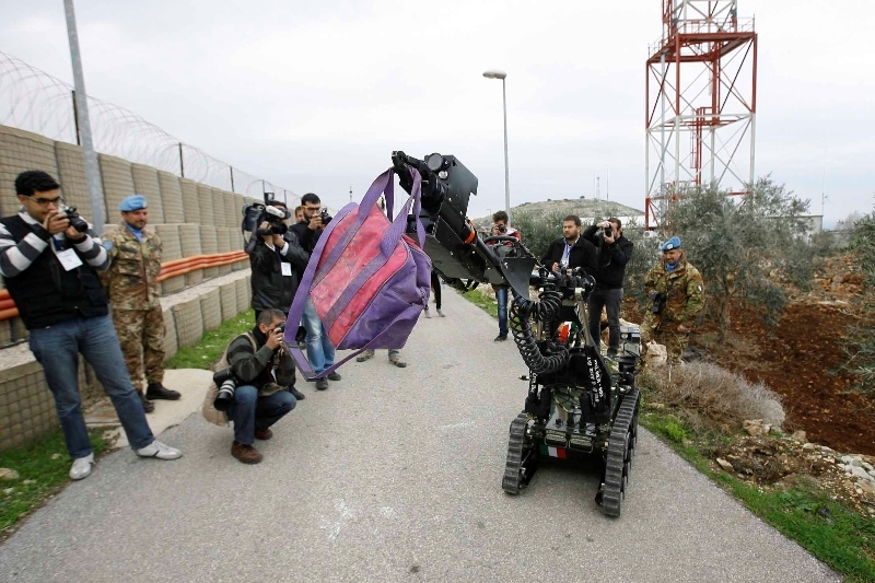 روبوت آلي لتفكيك عبوة متفجرة افتراضية