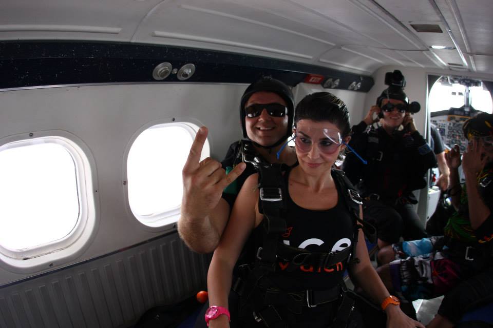 فدوى مهنا.. في الطائرة قبل القيام بقفزتها