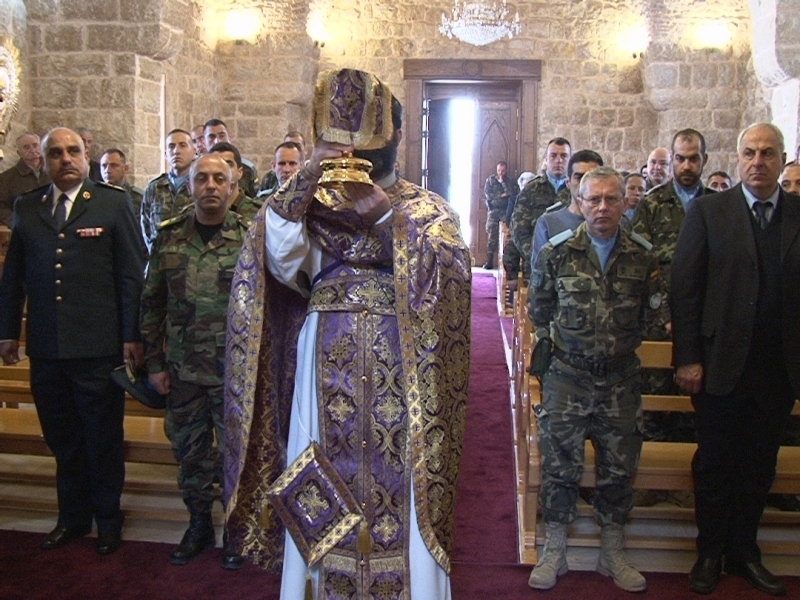 العقيد رومية ممثلا قائد الجيش والجنرال داكوابا ورئيس البلدية رحال خلال القداس في ابل السقي