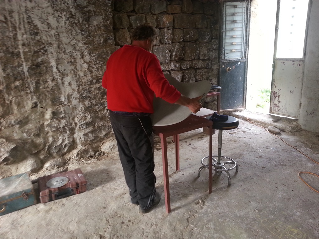 في مشغل النحّات «كرم الله عبدالله» ناسك الحجر