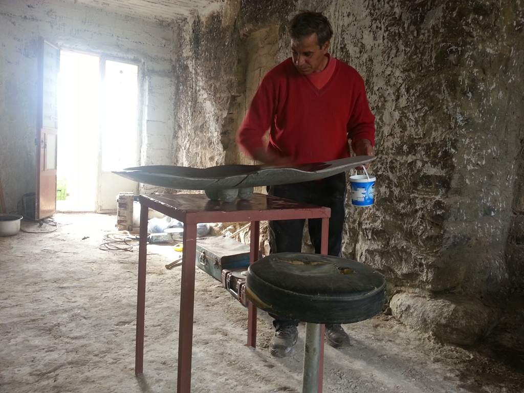 في مشغل النحّات «كرم الله عبدالله» ناسك الحجر