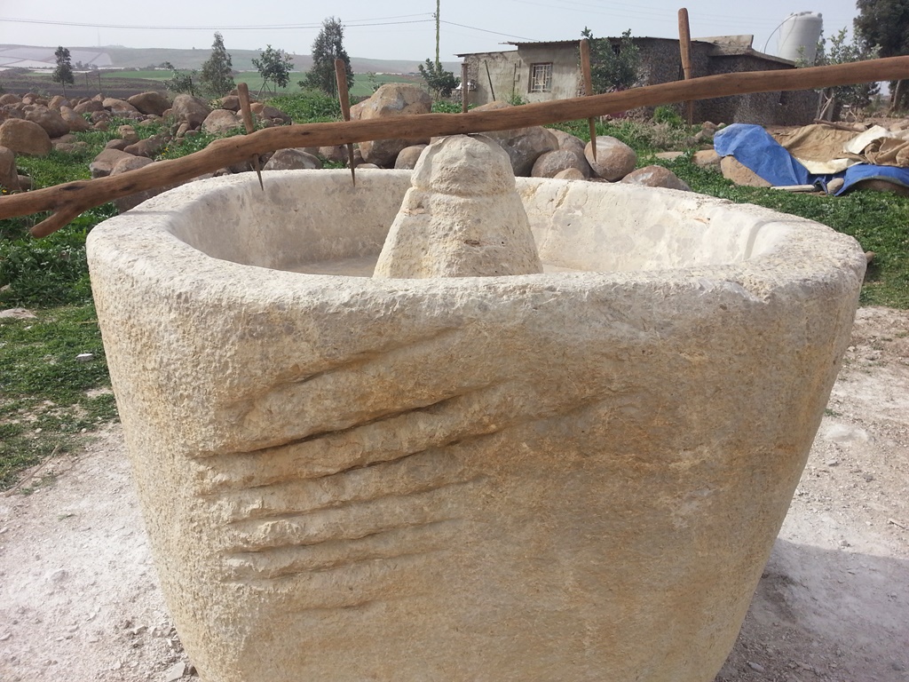 في مشغل النحّات «كرم الله عبدالله» ناسك الحجر