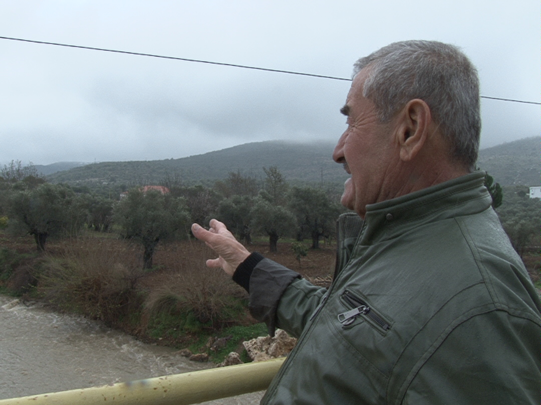 المواطن مرعي غبار استبشر خيرا بتدفق مياه النهر