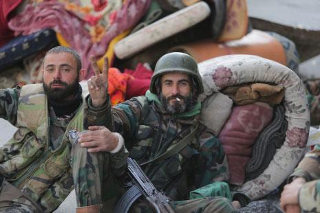 دبابات الجيش السوري لعبت دوراً أساسياً في تدمير دفاعات المسلحين (أ ف ب)