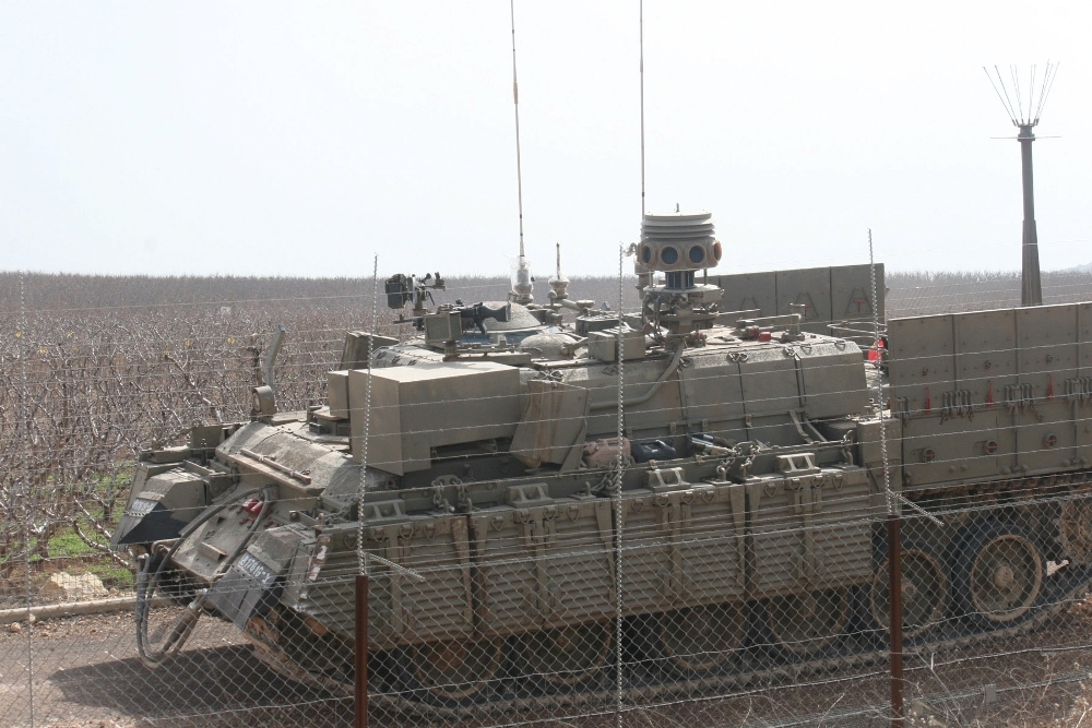 مجنزة للعدو على شكل غرفة عمليات تمر بمحاذاة السياج التقني قبالة كفركلا