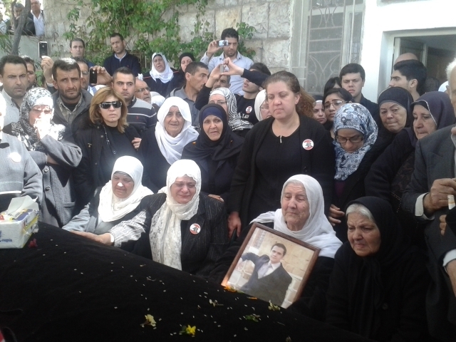 النعش مسجى في منزل العائلة وبدت جدته ووالدته وحشد من النسوة