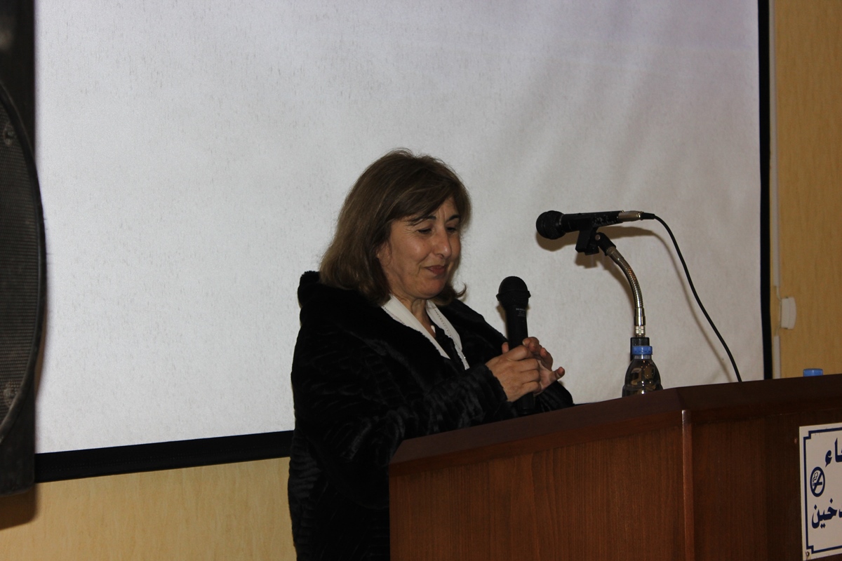 السيدة صباح أبو عباس تلقي كلمة  مركز محمد طويل الخيري الإجتماعي