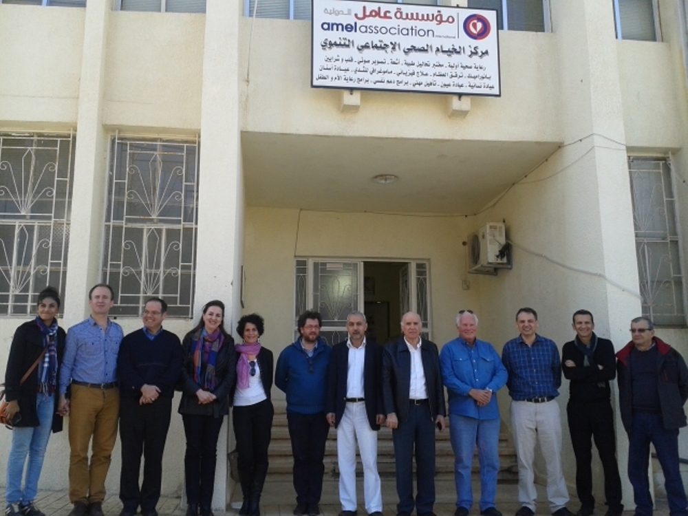 روس ماونتن والوفد المرافق امام مركز عامل في الخيام