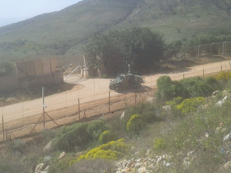 العدو يُسَيِِّرُ آلية تعمل لاسلكيا يمحاذاة السياج الفاصل قبالة كفركلا