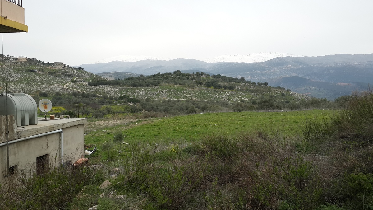 شرقا يطل على جبل الشيخ وعلى جنوبي بلدة إبل السقي