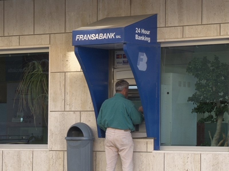 مواطن يسحب اموالا من صندوق السحب الخاص بفرنسبنك