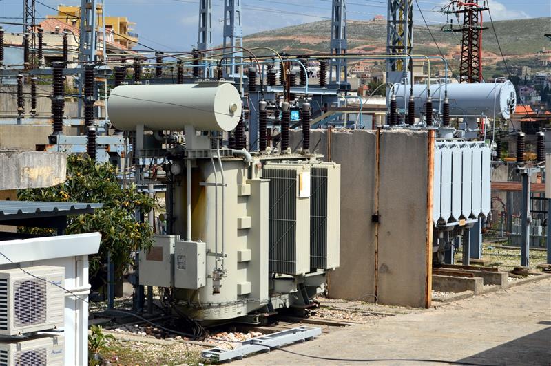 المحطتان القديمة والجديدة في مركز توزيع الكهرباء في النبطية (عدنان طباجة)