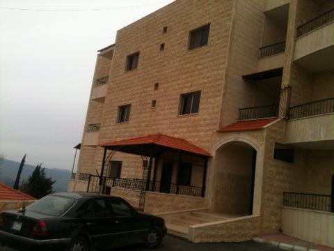 شقة حديثة البناء بمواصفات جيدة واطلالات رائعة معروضة للبيع في الخيام