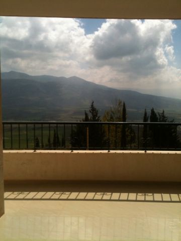 شقة حديثة البناء بمواصفات جيدة واطلالات رائعة معروضة للبيع في الخيام