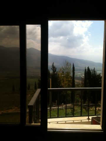 شقة حديثة البناء بمواصفات جيدة واطلالات رائعة معروضة للبيع في الخيام