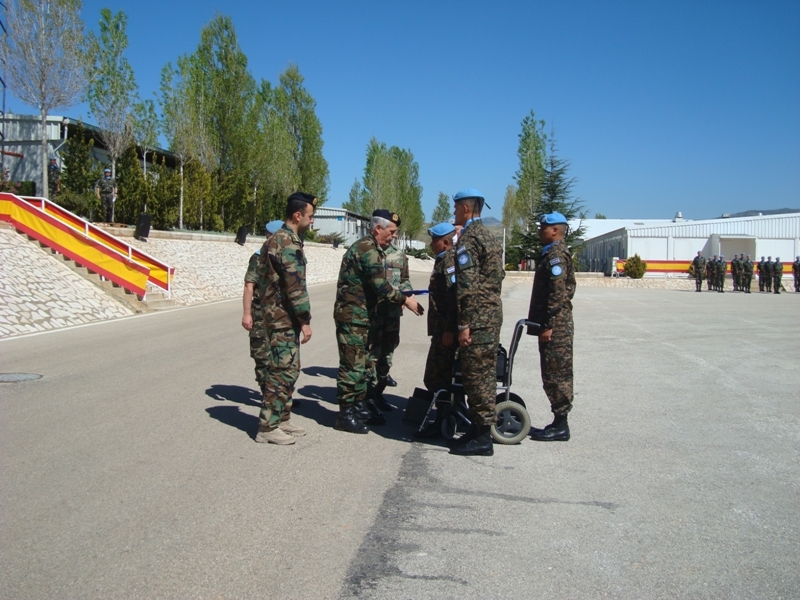 دران يقلد الجندي السلفادوري الجريح وسام الجيش اللبناني - صورة مايا العشي – مرجعيون