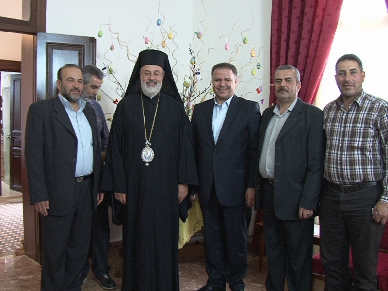 المطران حداد مستقبلا النائب علي فياض والمختار الشيخ علي والحاج نايف خريس الذين قدموا للتهنئة بعيد الفصح