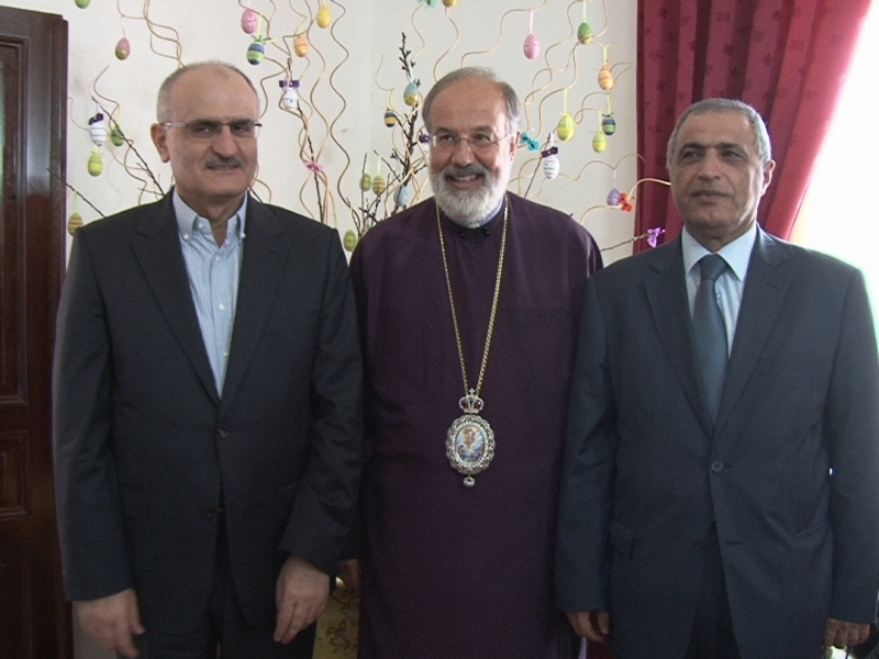 المطران حداد مستقبلا الوزير خليل والنائب هاشم للتهنئة بعيد الفصح