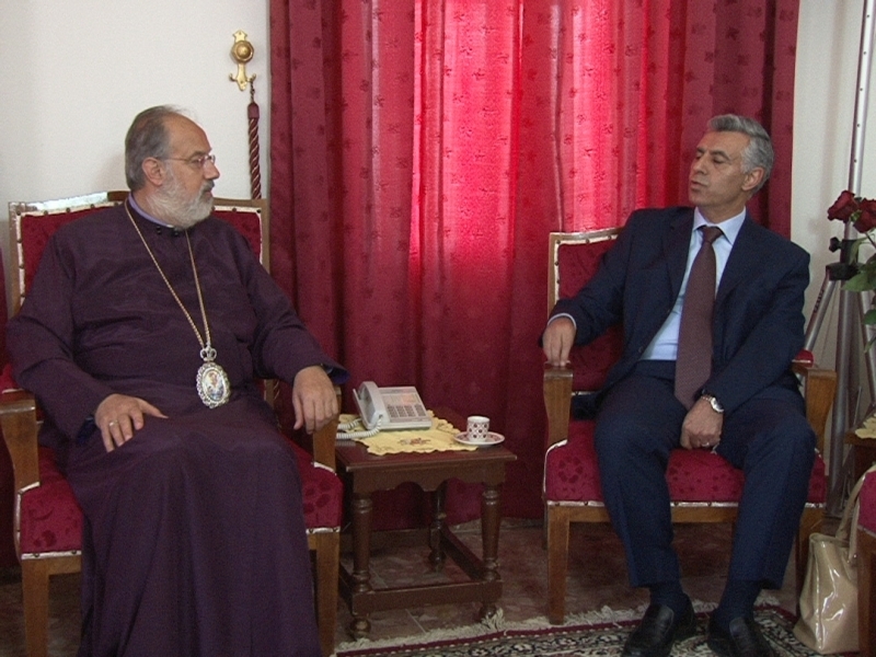 المطران حداد مستقبلا الدكتور محمد حمدان للتهنئة بعيد الفصح