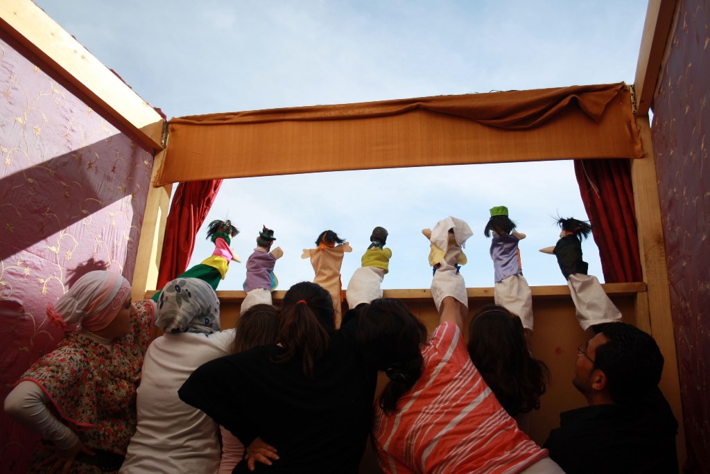 مهرجان وهدايا في حولا للترفيه عن الاطفال السوريين واللبنانيين