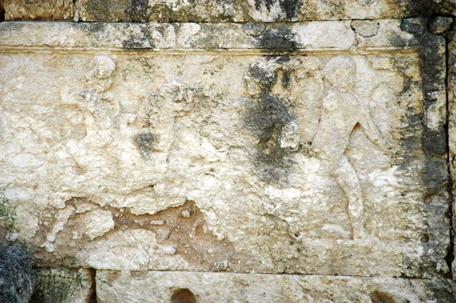 نقوش على إحدى اللوحات الحجرية