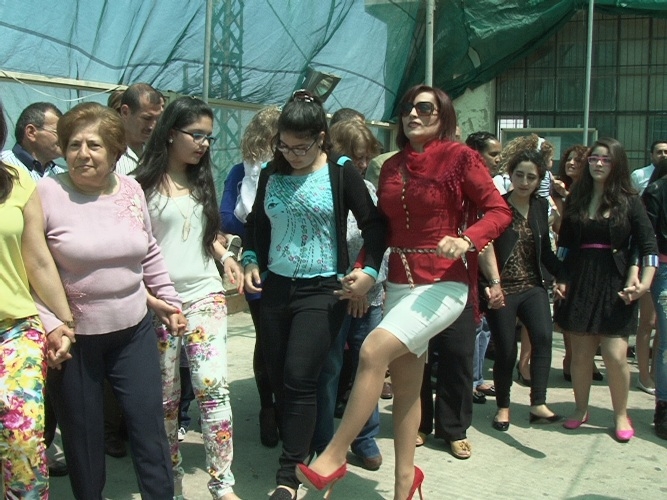 الجميع يشارك في حلقات الدبكة اللبنانية