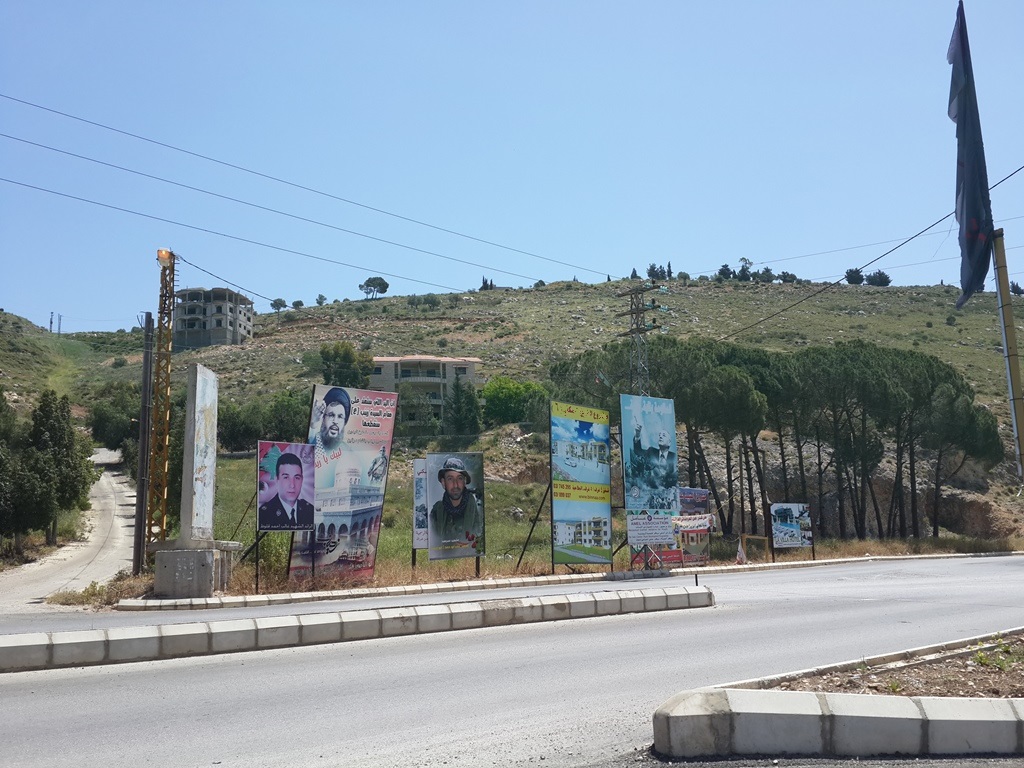 هذه العشوائية التي تبدأ منذ وصولنا الى باب الثنية تصعق  المشاهد بشكل صارخ.. حتى صور شهدائنا الأبرار منتشرة بطريقة لا تليق بتضحياتهم