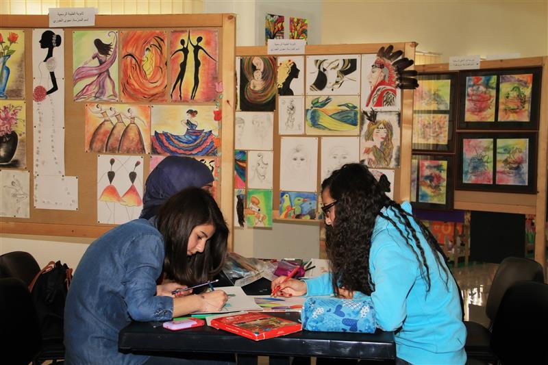 ترسمان لوحتين خلال المعرض في بلدة الخيام ـ مرجعيون (كامل جابر)