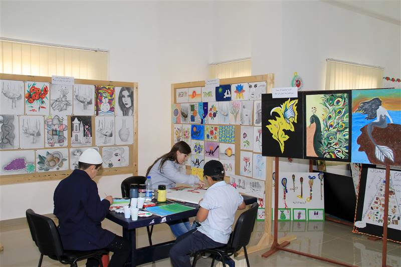 من النشاطات في المعرض (كامل جابر)