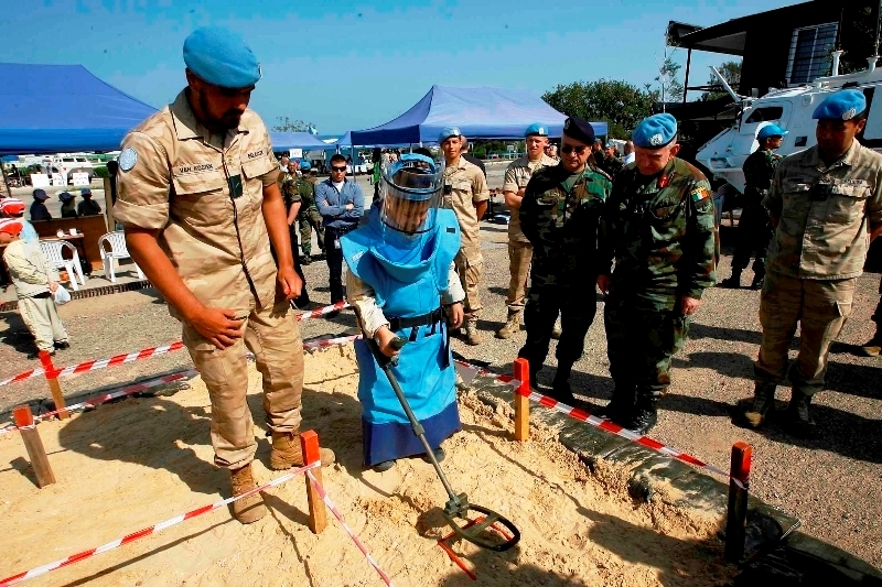 أحد التلامذة يتدرب على استعمال كاشف الالغام وبدا الجنرال فيلان والعميد ابوخليل
