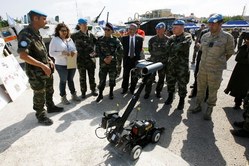 عرض لعملية استعمال الروبوت في كشف الالغام