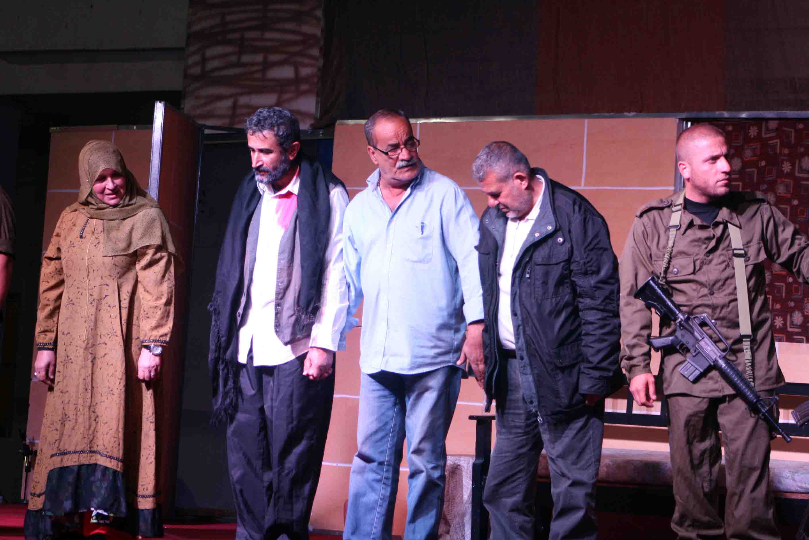 الدكتور علي ضيا يتوسط الذين شاركوا بتجسيد هذه الواقعة