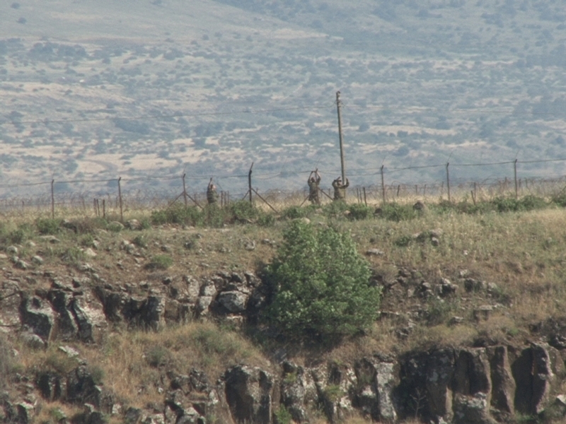 جنود العدو يراقبون الحركة على منتوهات الوزاني من سياج الغجر